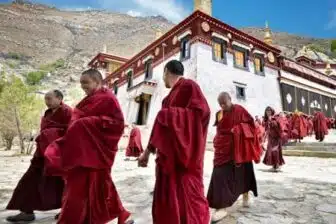 De Lhassa à Katmandou par la route des cols – Image 8